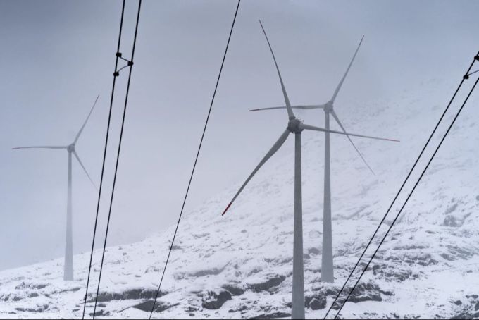 Insbesondere im Winter müsse die Schweiz mehr Strom produzieren, so Rösti. (Symbolbild) Wintermonate Windkraftanlage Stromgesetz