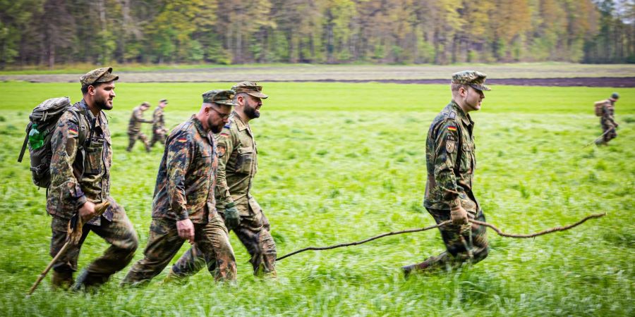 Einsatzkräfte durchkämmen das Gebiet zwischen Elm und der Gemeinde Oldendorf.