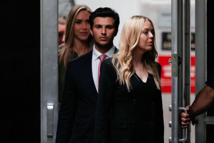 Tiffany Trump (r), Michael Boulos and Lara Trump (l.).