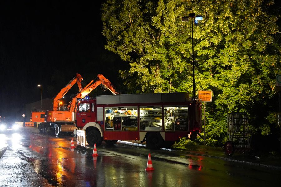 Die Feuerwehr versucht, das Schlimmste zu verhindern.