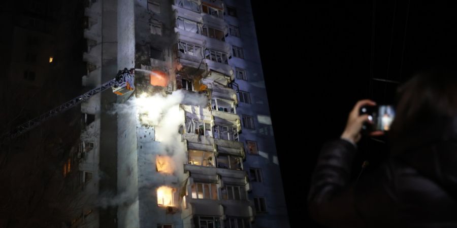 Rettungskräfte versuchen, ein Feuer in einem Wohnhaus zu löschen, das nach einem russischen Drohnenangriff brennt. Foto: Kateryna Klochko/AP/dpa