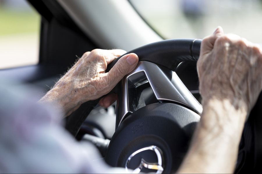 Immer häufiger wird Senioren die Fahrberechtigung entzogen, weil sie die gesundheitlichen Anforderungen nicht mehr erfüllen.