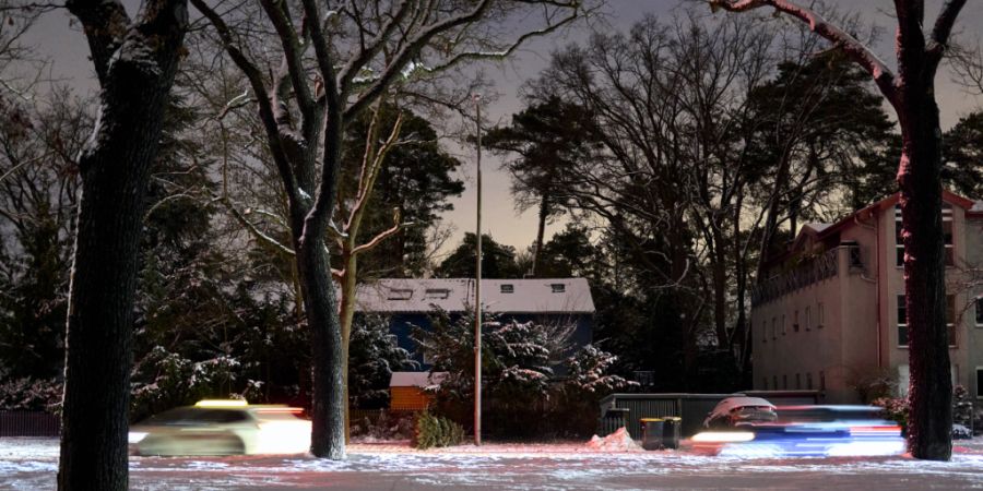 Allein die Scheinwerfer der Fahrzeuge scheinen in der Potsdamer Chaussee, die wegen des Stromausfalls im Südwesten Berlins ohne Straßenbeleuchtung und Strom in den Häusern völlig un...