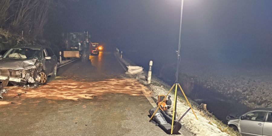 Bei der Kollision zweier Autos in Amlikon-Bissegg TG landete eine 42-Jährige mit ihrem Auto in einem Bach.