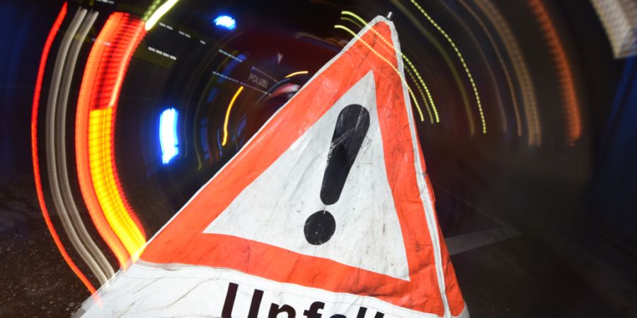 In La Neuveville ist am Donnerstagabend ein Autolenker vom Kurs abgekommen. Der Wagen prallte gegen einen Baum. (Symbolbild)