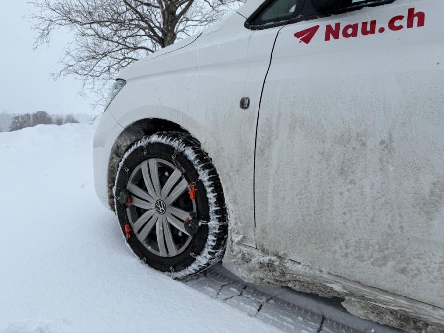 Auf den Strassen ist Vorsicht geboten. Auch am Nau.ch-Auto wurden Schneeketten montiert.
