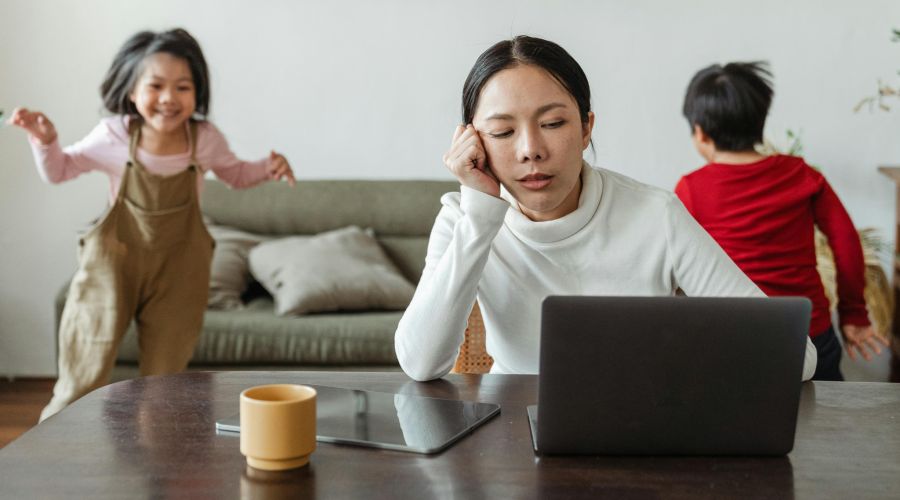 Die Gründe sind vielfältig. Viele Paare haben jedoch Mühe mit der Doppelbelastung, die sich aus Job und Kindern ergibt. Auch Geld ist oft ein Thema. (Symbolbild)
