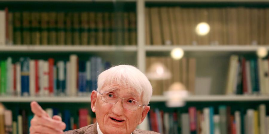 ARCHIV - Der Philosoph Jürgen Habermas bei einer Pressekonferenz im Heinrich-Heine-Institut. Am 14.03.2026 starb der Philosoph und Soziologe Jürgen Habermas im Alter von 96 Jahren in ...