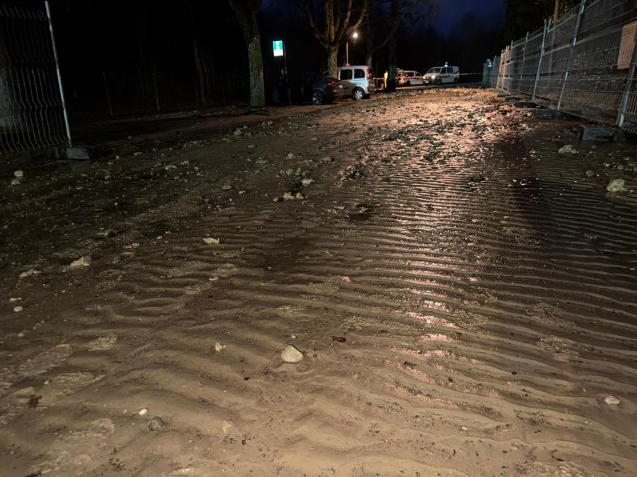 Der Parkplatz ist mit Schlamm und Steinen bedeckt.