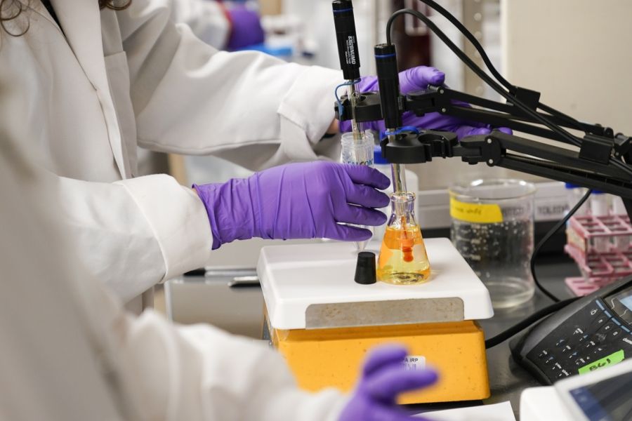 Eine neue Auswertung zeigt: PFAS sind in über 99 Prozent der Schweizer Böden nachweisbar.