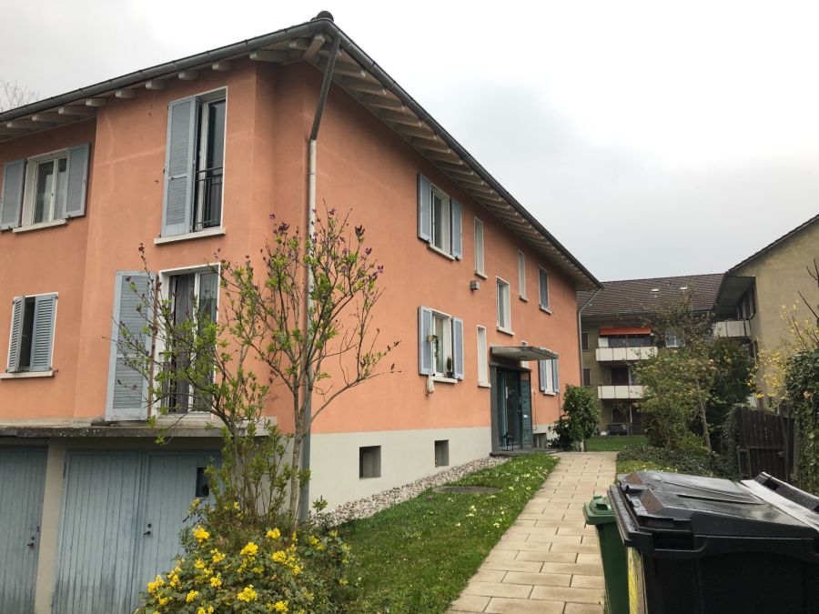 Das Sieben-Parteien-Mehrfamilienhaus in Opfikon ZH wurde in nur 25 Tagen energetisch saniert.