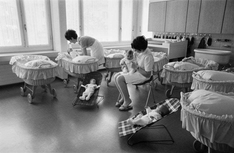 Babys in Säuglingsheimen waren versorgt, aber oft emotional stark vernachlässigt.