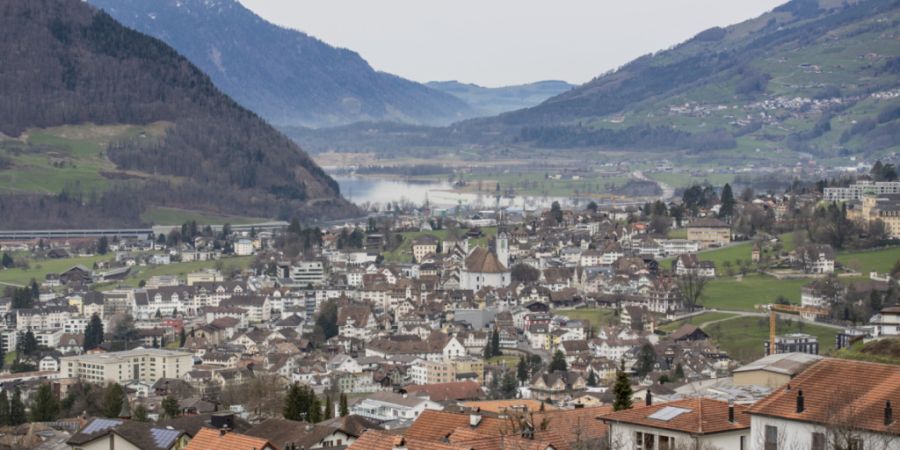 Die Gemeinde Schwyz kann die Neugestaltung des Bushofs am Bahnhof sowie die Erschliessung des Zeughausareals realisieren. Das Stimmvolk sagte am Sonntag Ja zu einem entsprechenden Baukr...