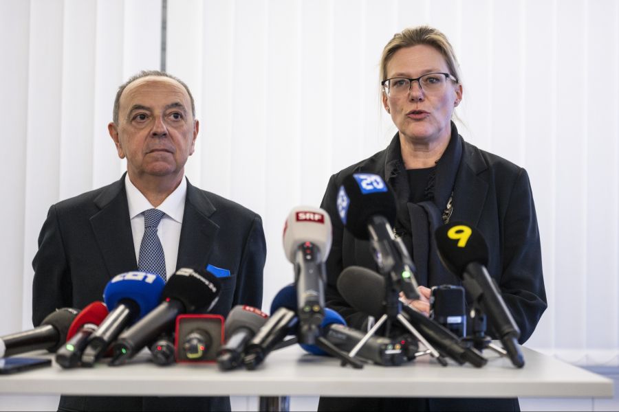 Italiens Generalstaatsanwalt Francesco Lo Voi und Wallis Generalstaatsanwältin Beatrice Pilloud traten in Bern gemeinsam vor die Medien. Nach aussen gaben sie sich geeint.