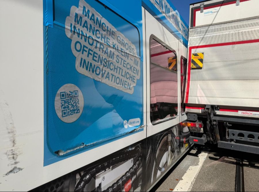 Der Lastwagen ist seitlich mit dem Tram kollidiert.