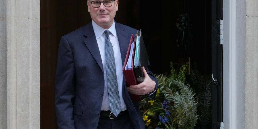 Der britische Premierminister Keir Starmer verlässt Downing Street 10, um an der wöchentlichen Fragestundeim Parlament teilzunehmen. Foto: Kin Cheung/AP/dpa