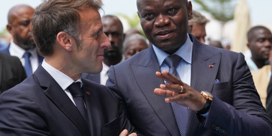ARCHIV - Gabuns Präsident Brice Oligui Nguema (r) gestikuliert, während er mit Frankreichs Präsident Emmanuel Macron spricht, während sie das Ökogebiet Baie des Rois in Libreville ...