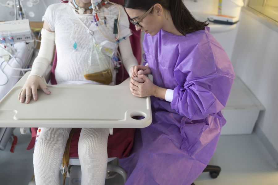 Die Folge: Rund jeder achte erwachsene Verbrennungspatient erkrankt gemäss Deutscher Gesellschaft für Verbrennungsmedizin an einer Lungenentzündung (12,5 Prozent) oder einer Blutvergiftung (9,3 Prozent).