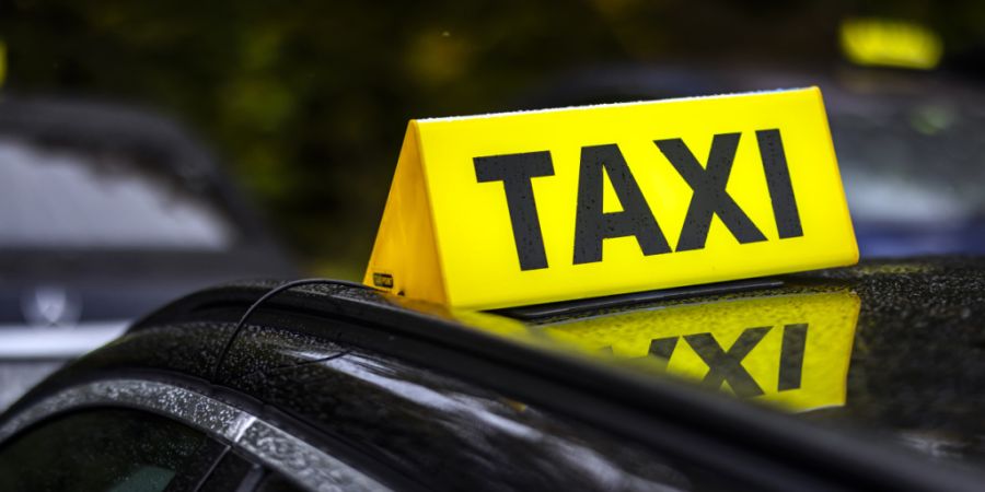 Die Sicherheitskommission des Berner Kantonsparlaments ist sich uneins über die erforderlichen Bewilligungen für Personentransporte. (Symbolbild)