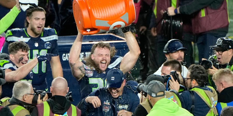 Seattles Headcoach Mike Macdonald wird nach dem Super-Bowl-Sieg gegen die New England Patriots mit einer Gatorade-Dusche gefeiert. Das Finale fand in Santa Clara statt.