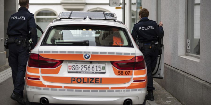 Die Kantonspolizei St. Gallen nahm einen Mann fest. Ihm wird vorgeworfen, einen Kontrahenten mit mehreren Faustschlägen verletzt zu haben. (Symbolbild)
