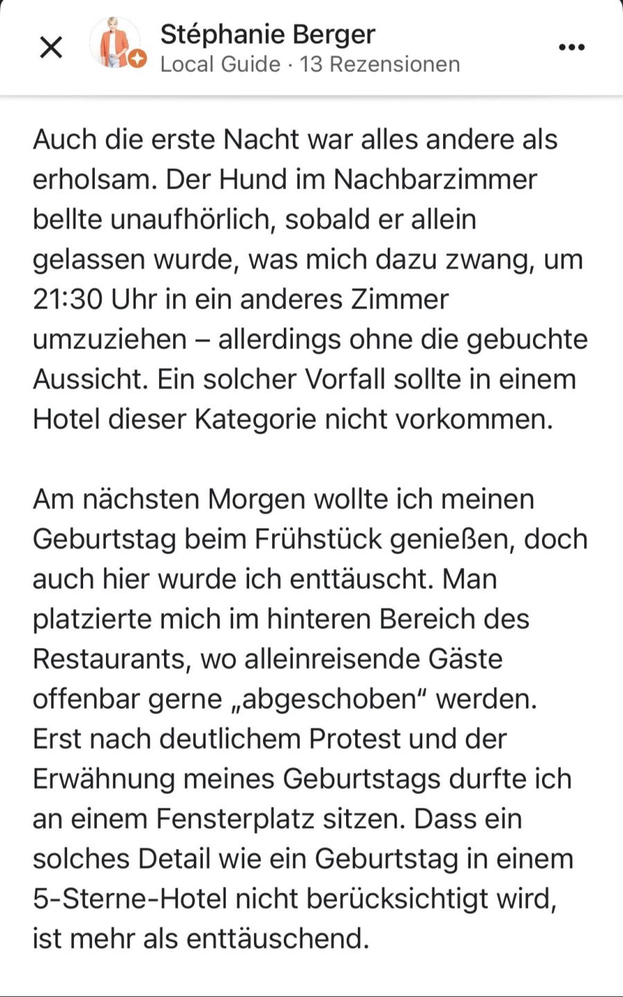 In der Rezension ist von einem bellenden Hund, einem Zimmerwechsel und enttäuschendem Service die Rede.