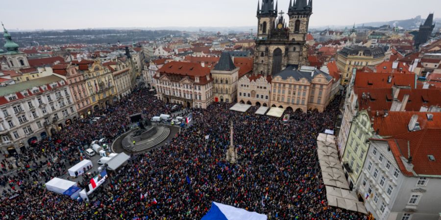 Zehntausende Menschen haben sich zu einer Solidaritätskundgebung im Stadtzentrum von Prag eingefunden, um sich demonstrativ hinter den liberalen Präsidenten Pavel zu stellen. Foto: De...