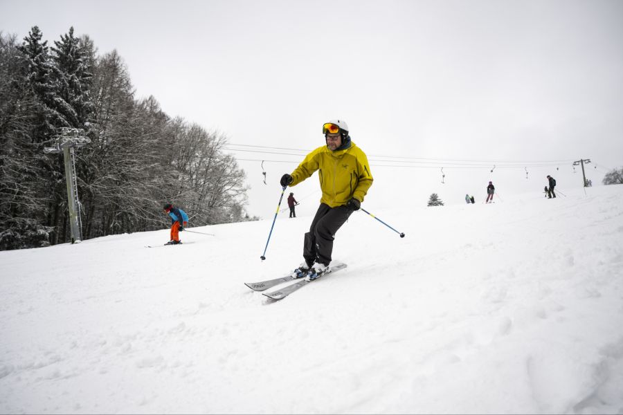 Nach einem Unfall fehlen Schneesportlerinnen und Schneesportler zwischen 45 und 54 Jahren am längsten bei der Arbeit. (Symbolbild)