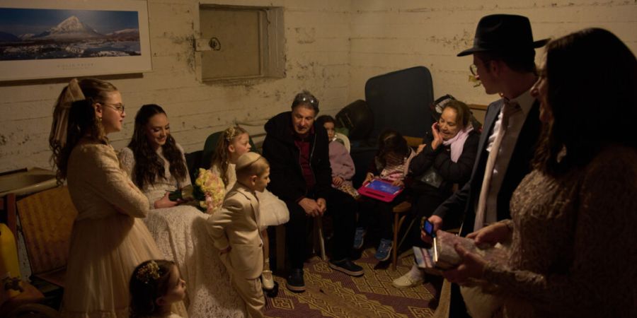 dpatopbilder - Eine Braut und ihre Familie gehen während eines Hochzeitsfotoshootings in einem Luftschutzkeller in Deckung, nachdem das israelische Heimatfrontkommando vor Raketen gewa...