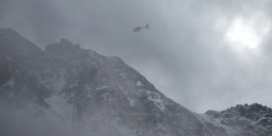 ARCHIV - Ein Hubschrauber der Bergrettung vor dem mit Schnee bedeckten Ortler Gebirge. Foto: Karl-Josef Hildenbrand/dpa