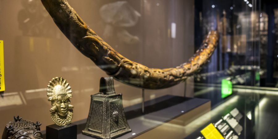 Eine Auswahl von Benin-Objekte aus Schweizer Museen, die an Nigeria restituiert wurden.