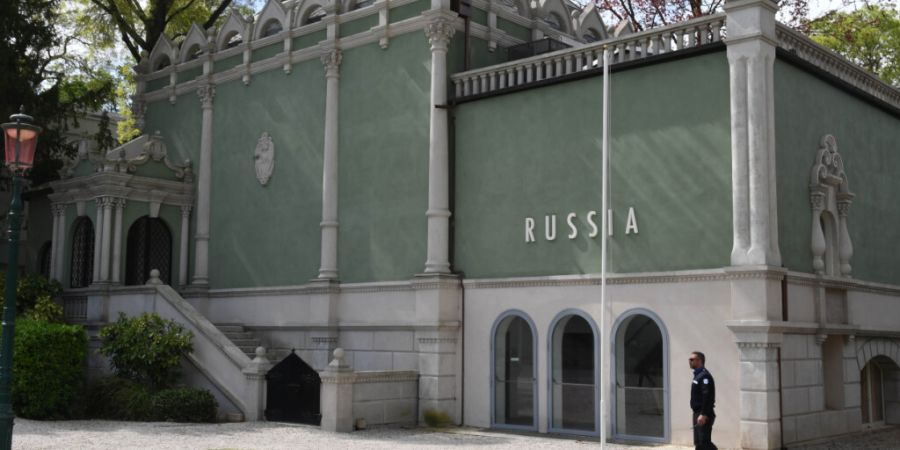 ARCHIV - Der geschlossene Russische Pavillon bei der Kunstbiennale in Venedig. Foto: Felix Hörhager/dpa/Archivbild