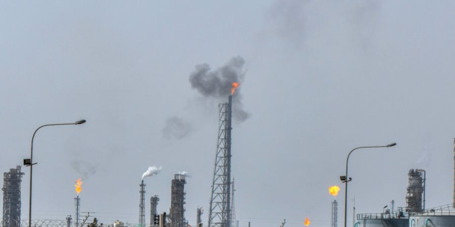 ARCHIV - Blick auf die Mina Al-Ahmadi Ölraffinerie in Kuwait. Foto: Uncredited/AP/dpa (Archivbild)