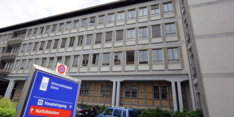 Beim Unispital ist ein Auto mit einem Tram kollidiert. Die leicht verletzte Person konnte sich selbständig ins Spital begeben. (Archivbild)