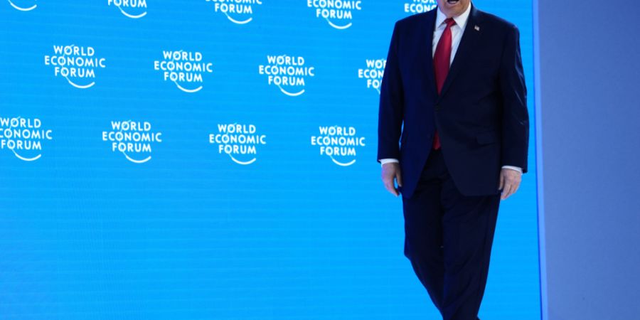 US-Präsident Donald Trump betritt die Bühne, während der Jahrestagung des Weltwirtschaftsforums in Davos. Foto: Evan Vucci/AP/dpa