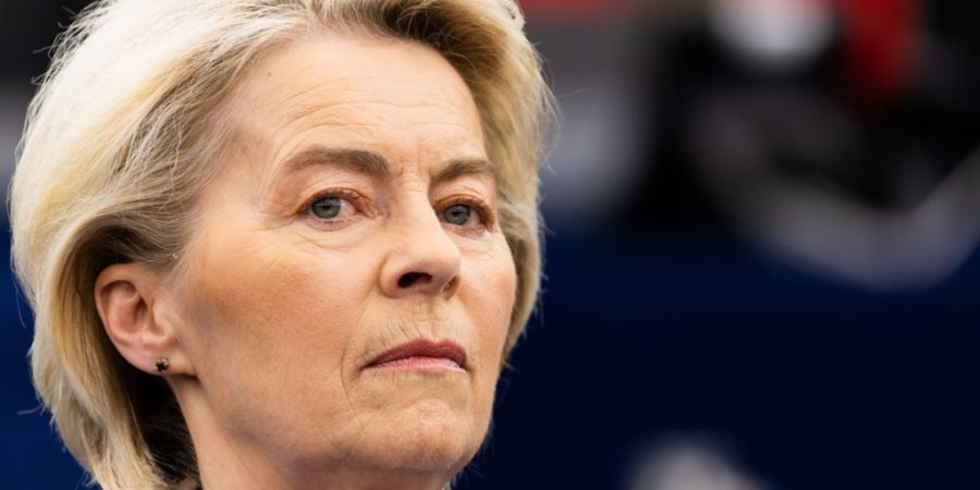 Ursula von der Leyen (CDU), Präsidentin der Europäischen Kommission, sitzt im Gebäude des Europäischen Parlaments. Foto: Philipp von Ditfurth/dpa