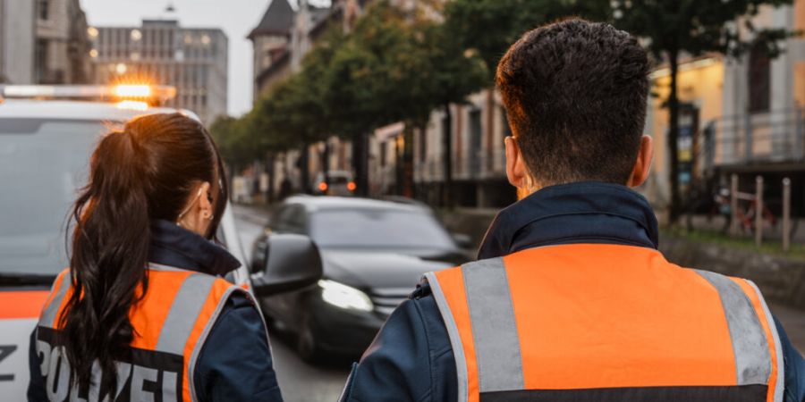 Ein 46-jähriger Mann wurde bei einer Verkehrskontrolle der Kantonspolizei St. Gallen laufen gelassen. Er entwendete später in der Nacht auf Freitag ein Auto. (Symbolbild)