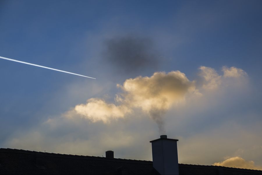 Eine CO2-Abgabe auf Flugtickets lehnen etwa drei Viertel der Befragten ab.
