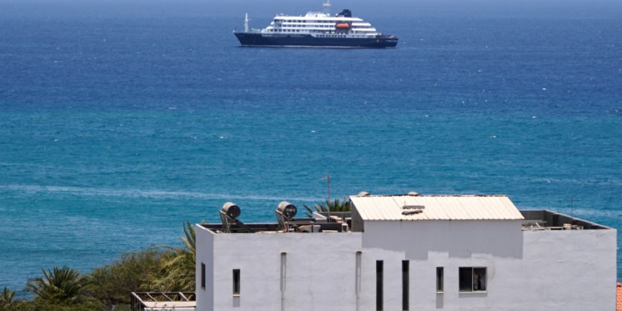 dpatopbilder - Das Kreuzfahrtschiff «Hondius» liegt im Hafen von Praia, Kap Verde, vor Anker. Foto: Arilson Almeida/AP/dpa