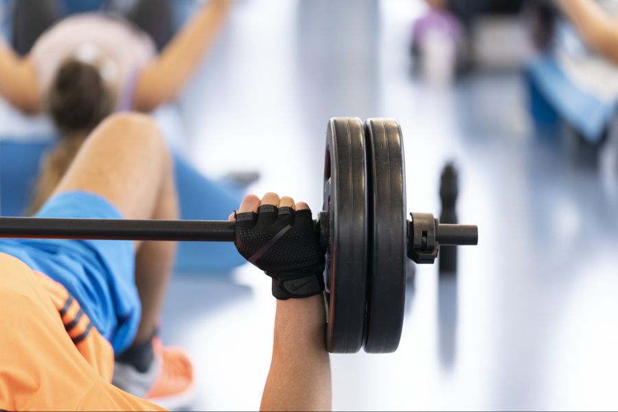 Sportlen im Fitnessstudio ist gesund – und auch bei vielen Jungen ein beliebtes Hobby.
