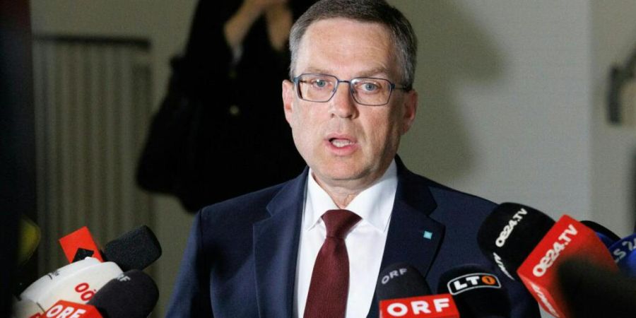 August Wöginger, Fraktionschef der konservativen österreichischen Kanzlerpartei, spricht nach der Urteilsverkündung mit Journalisten. Foto: Fotokerschi.At/Florian Reisinger/APA/dpa