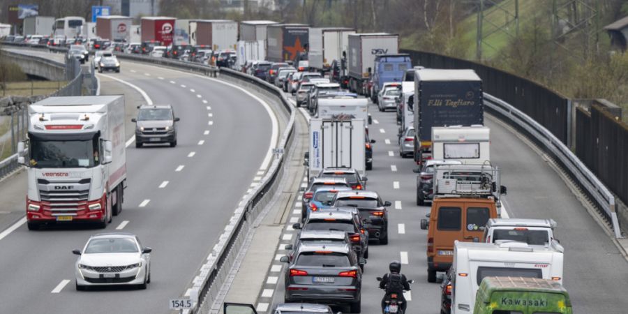 Am frühen Mittwochnachmittag stauten sich die Autos am Gotthard-Nordportal auf einer Länge von 10 Kilometern. (Archivbild)