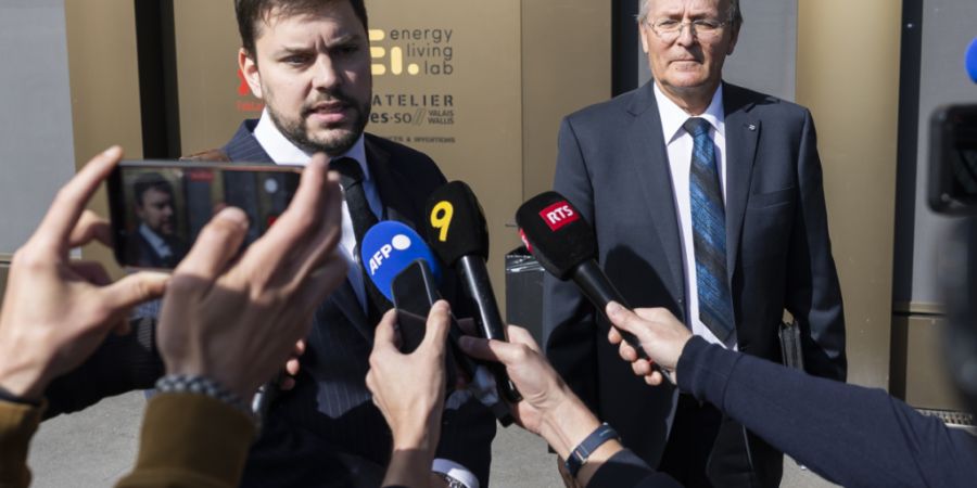 Der ehemalige Gemeindepräsident von Chermignon, Jean-Claude Savoy (r.), mit seinem Anwalt Bryan Pitteloud (l.) am Energypolis-Campus in Sitten.