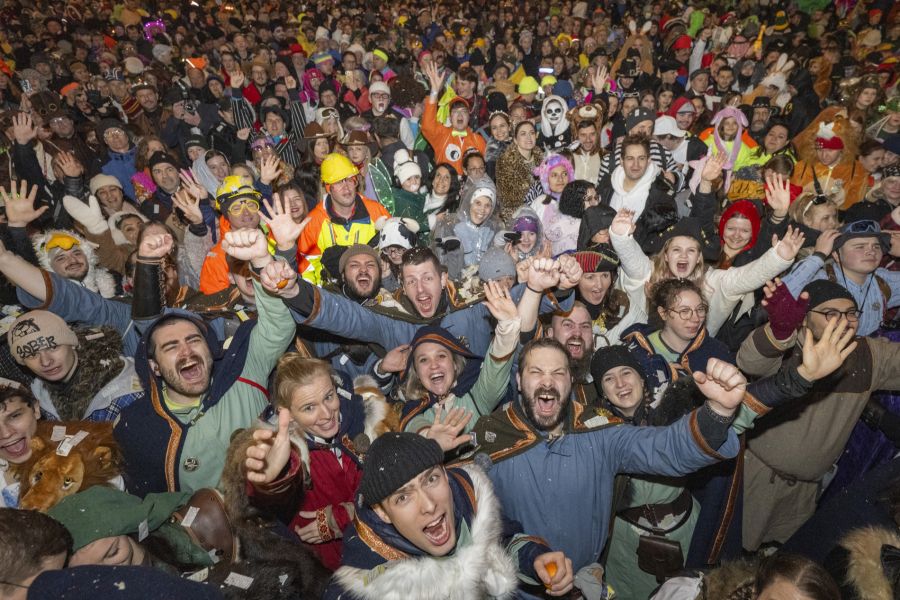 Tausende Maskierte und Kostümierte begrüssten am Schmutzigen Donnerstag die für sie schönsten Tage des Jahres.