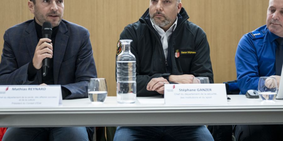 Der Walliser Staatsratspräsident Mathias Reynard (links) hat den Angehörigen der Opfer der Katastrophe in Crans-Montana VS im Namen des Kantons das Beileid ausgedrückt.