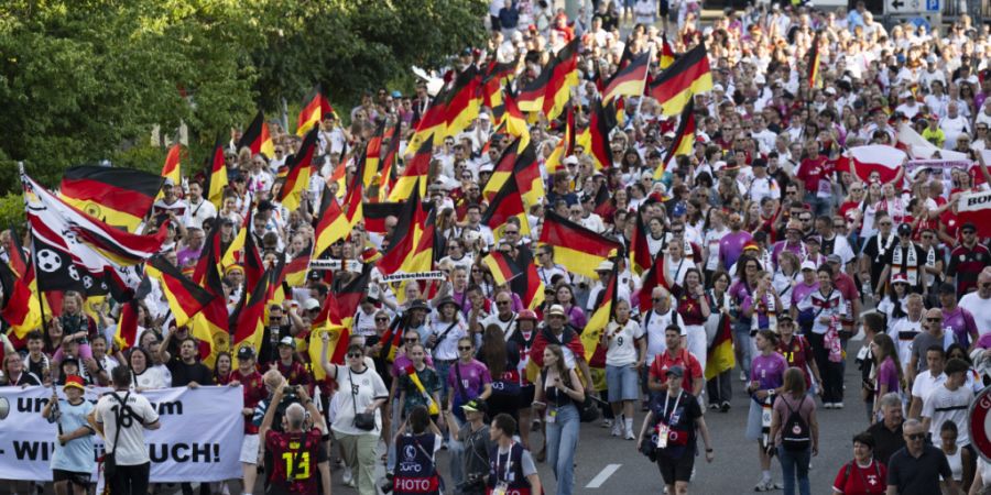 In St. Gallen spielten unter anderem Deutschland gegen Polen. Die Stimmung war - wie hier bei einem Fanmarsch von deutschen und polnischen Fans - äusserst friedlich. (Archivbild)