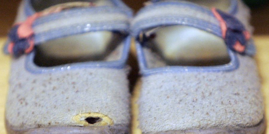 Nicht alle Kinder in der Schweiz haben 2024 zwei Paar passende Schuhe in gutem Zustand besessen. Das geht aus einer aktuellen Erhebung des Bundes hervor. (Archivbild)