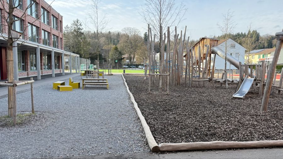 Sie befindet sich direkt beim Schulhaus Surbaum.