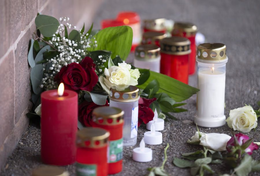 Der Zugbegleiter wurde vor Ort reanimiert. Fahrgäste leisteten Erste Hilfe und alarmierten die Polizei. Dennoch verstarb Serkan C. anschliessend im Spital.