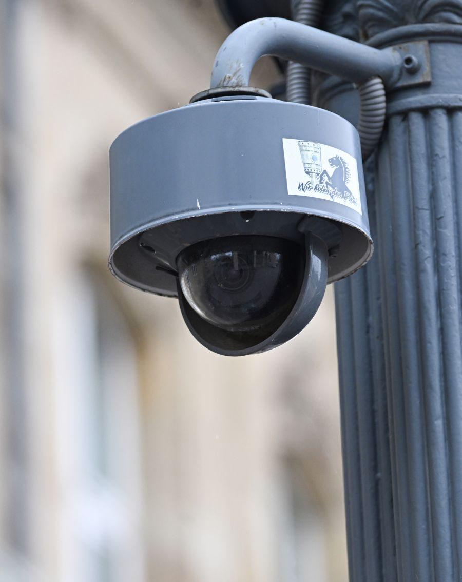 Überwachungskameras dokumentieren, wie sich das Feuer in Minuten ausbreitet und Gäste fliehen. (Symbolbild)